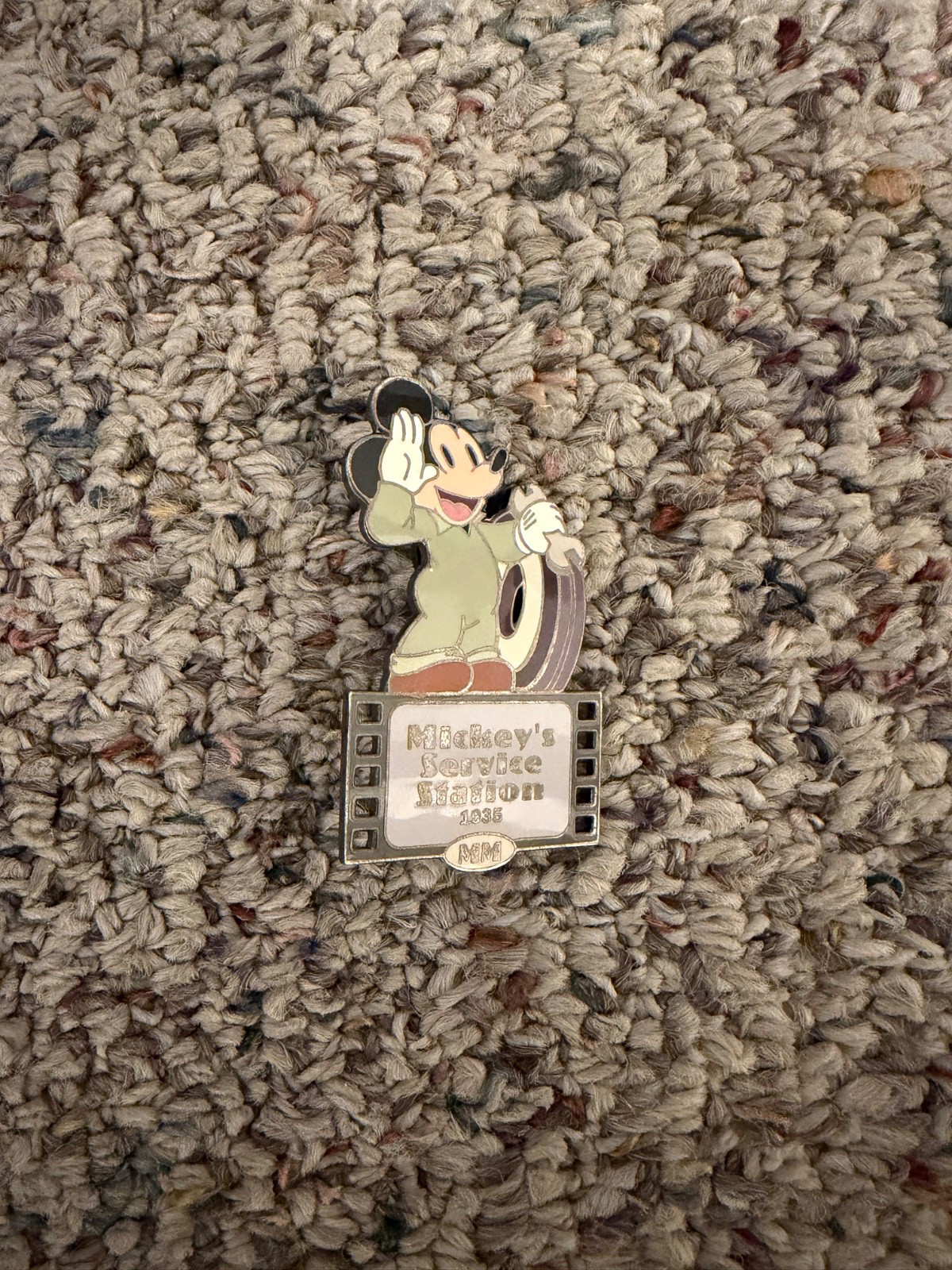 Disney Auctions Mickey Mouse Mickey's Service Station Film Roles 2003 Pin LE 100