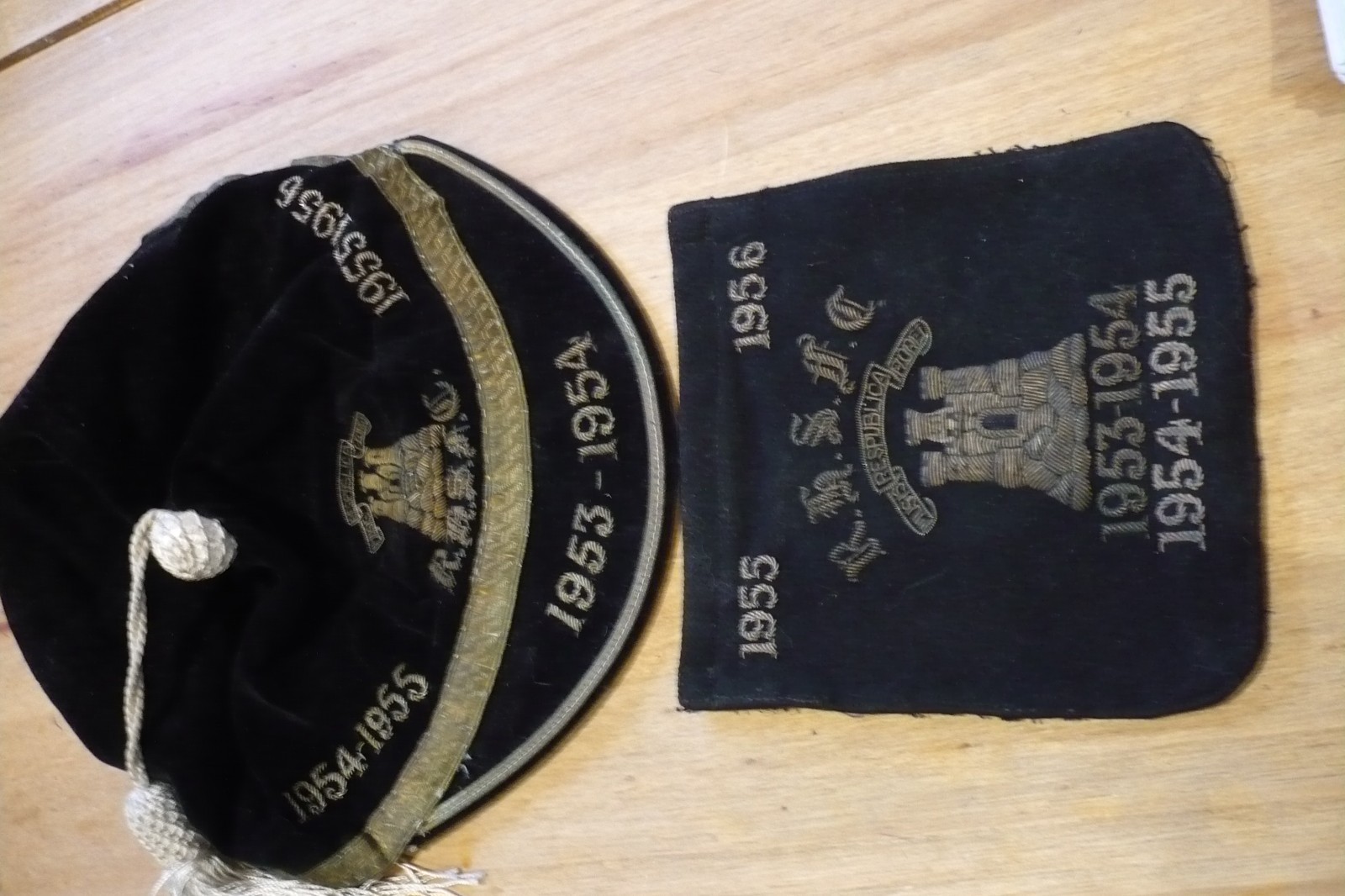 VINTAGE ROYAL SCHOOL OF EDINBURGH 1950'S BLACK VELVET FOOTBALL CAP & CLOTH BADGE