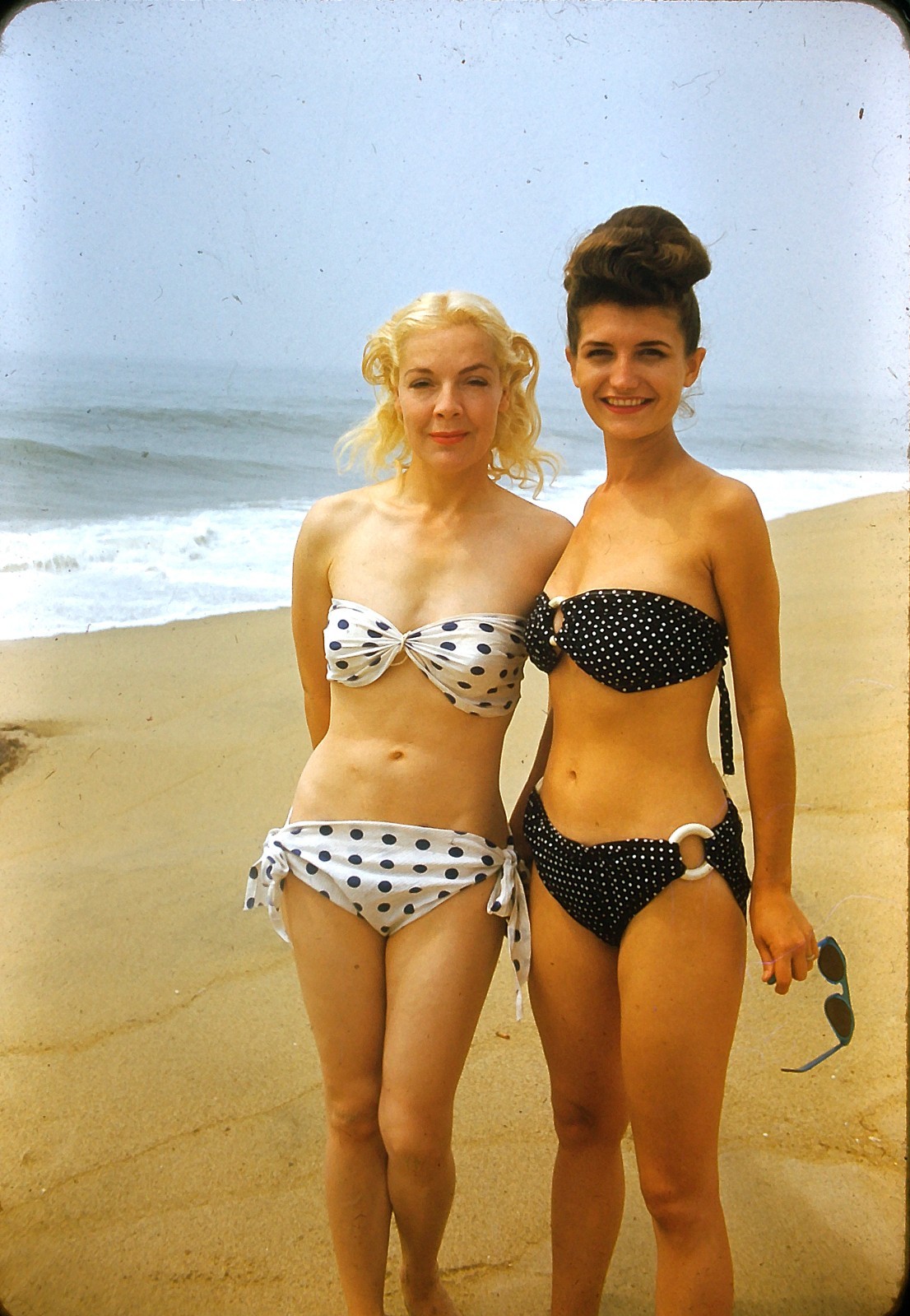 c1950s Red Border Kodachrome Slide 2 GORGEOUS GALS BATHING SUITS POSING AT BEACH c1950s Red Border Kodachrome Slide 2 GORGEOUS GALS BATHING SUITS POSING AT BEACH