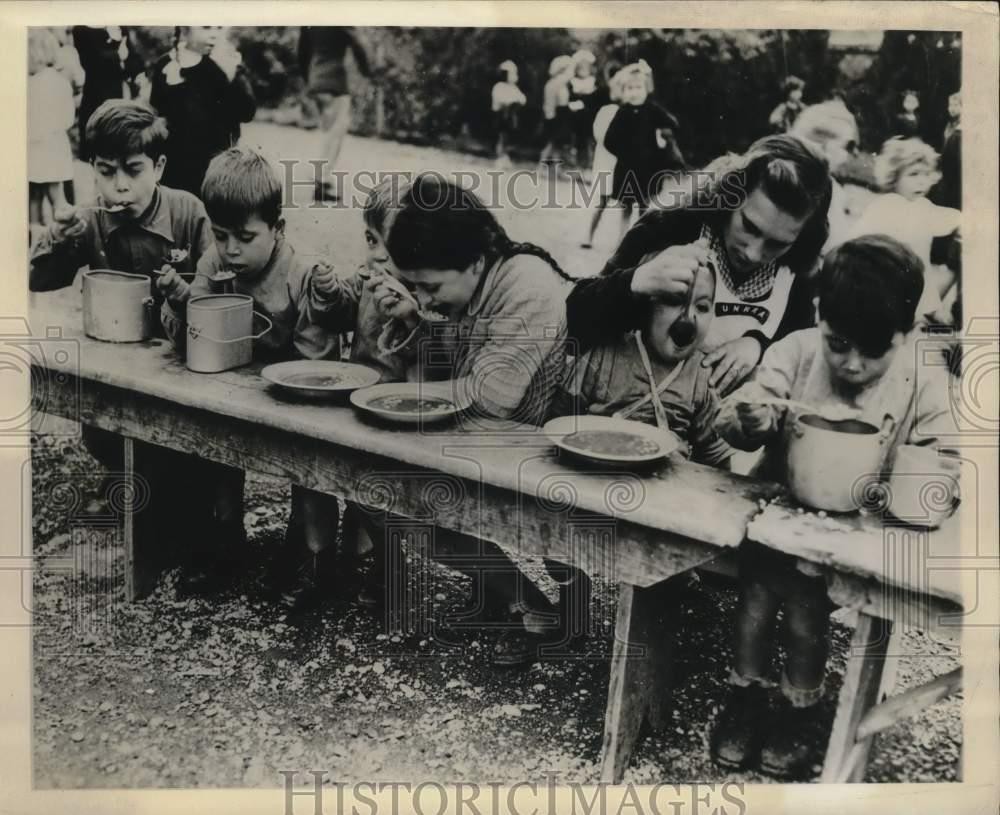 1946 Press Photo Italian children eat at UNRRA lunch at Comensoli School. 1946 Press Photo Italian children eat at UNRRA lunch at Comensoli School.