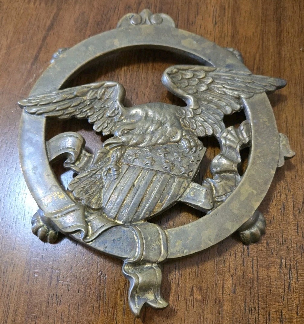 VINTAGE EAGLE DESIGN Brass Trivet With Claw Feet #A6430 VINTAGE EAGLE DESIGN Brass Trivet With Claw Feet #A6430