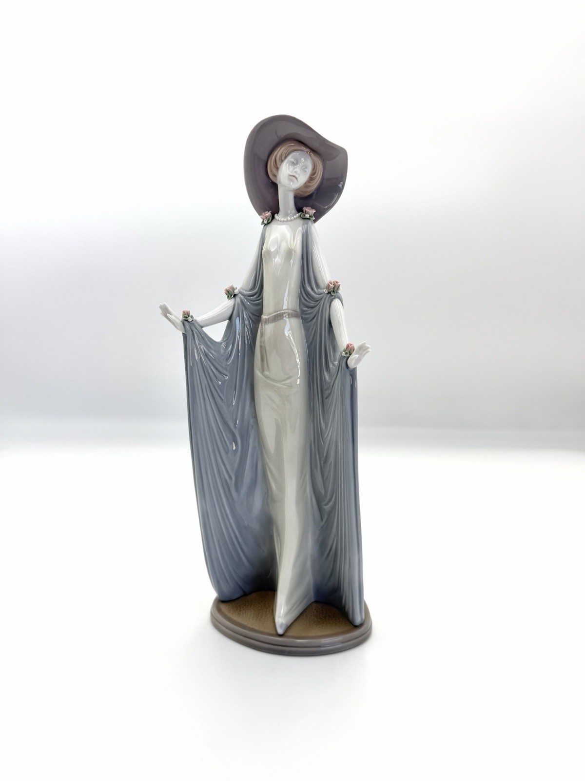 Lladro Elegant Ladies 1428 - Afternoon Tea, 14 1/4 Lladro Elegant Ladies 1428 - Afternoon Tea, 14 1/4