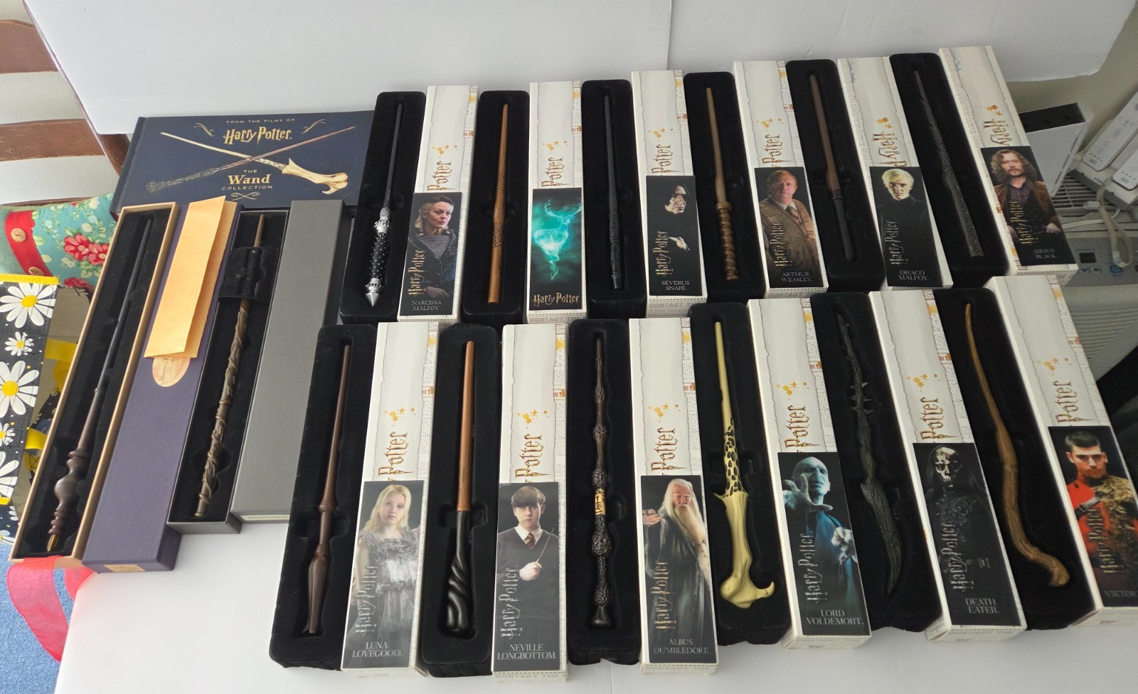14 Harry Potter WB Wizarding World Wands in Boxes & The Wand Collection Book