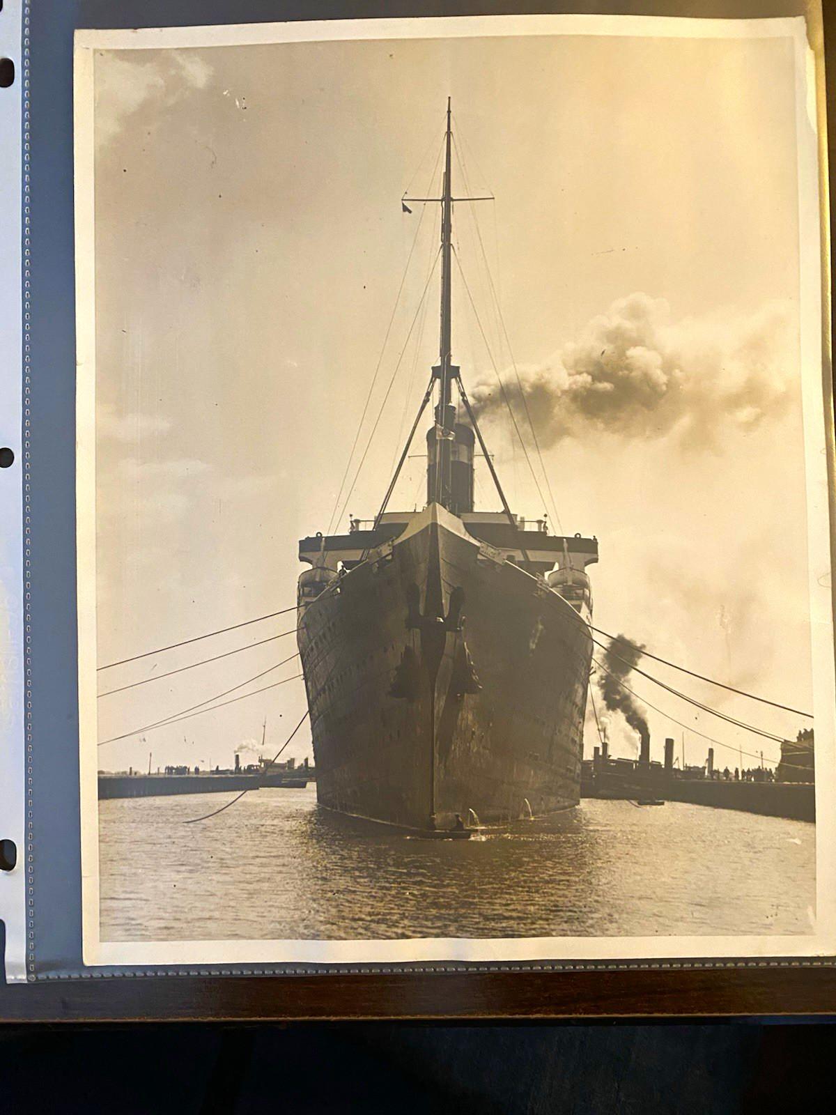 Press photo SS Leviathan, entering drydock Press photo SS Leviathan, entering drydock