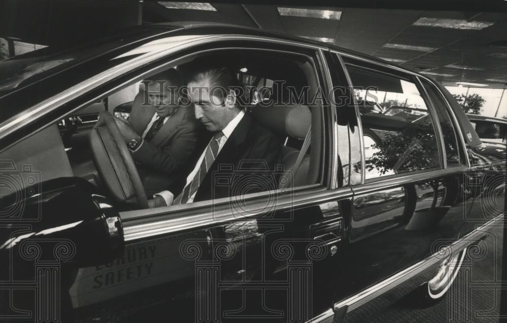 1992 Press Photo Robert Ostrowski buys a car after winning the Wisconsin lottery 1992 Press Photo Robert Ostrowski buys a car after winning the Wisconsin lottery