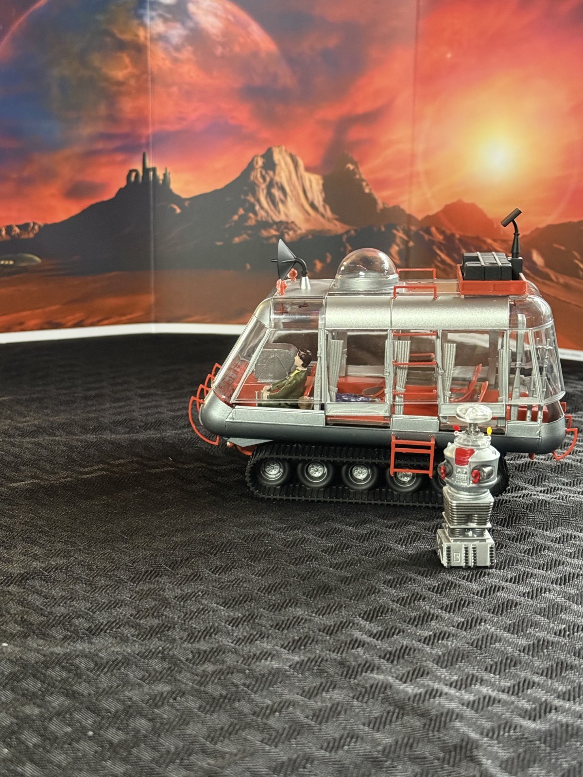 LOST IN SPACE Chariot Deluxe Edition 1/35 Scale Artisan Replica LOST IN SPACE Chariot Deluxe Edition 1/35 Scale Artisan Replica
