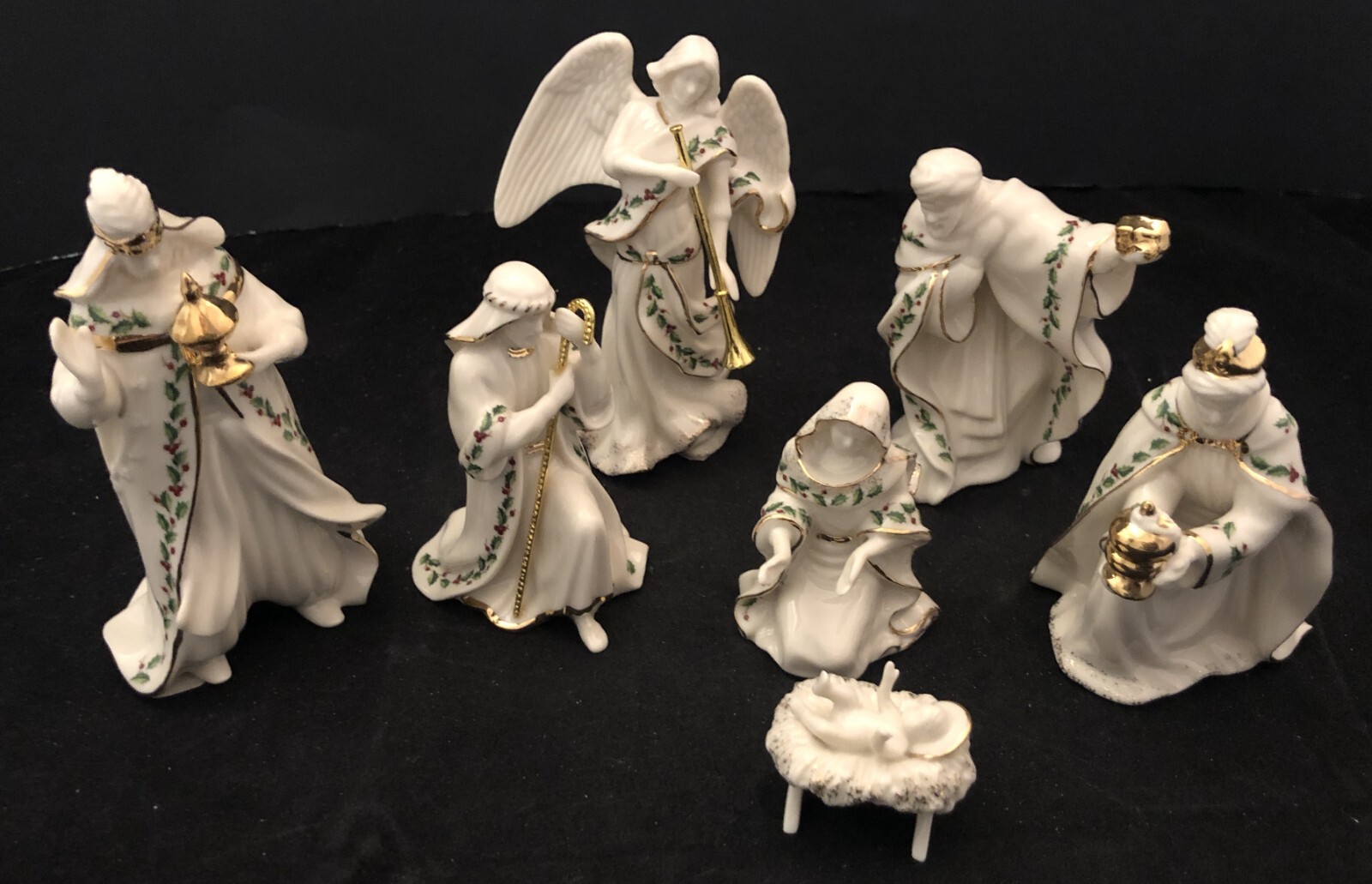 Lenox Holiday Holly Berry 7-Piece Mini Nativity Set 24K Accents Mint No Box