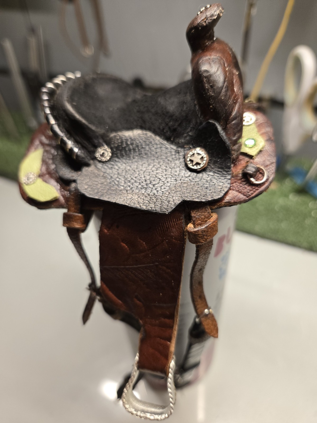 Tradional Scale Western Saddle Bridle and Pad. Leather.