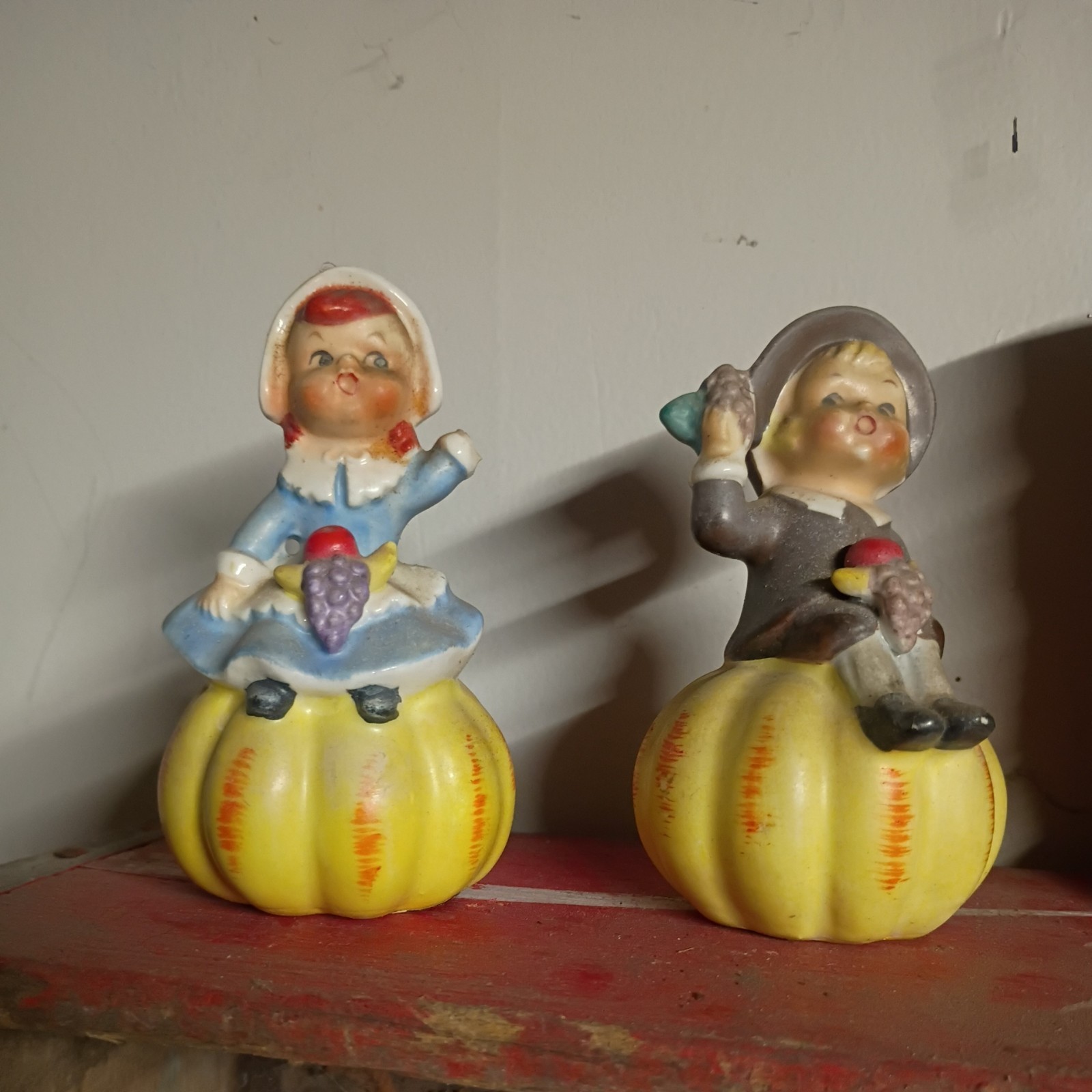 Vintage Norcrest Pilgrims Autumn Thanksgiving Salt and Pepper Shaker Rare C PICS