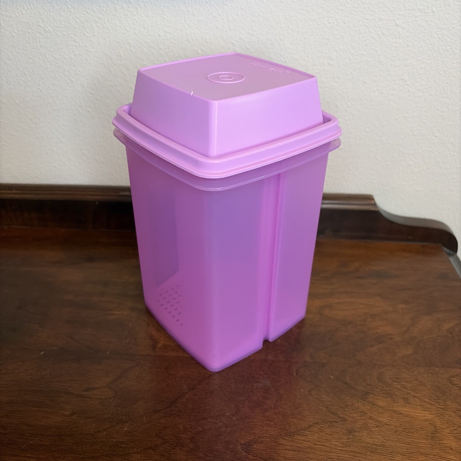 Tupperware Large 2 Qt Pick-A-Deli Pickle Keeper Purple 1560-4 Tupperware Large 2 Qt Pick-A-Deli Pickle Keeper Purple 1560-4