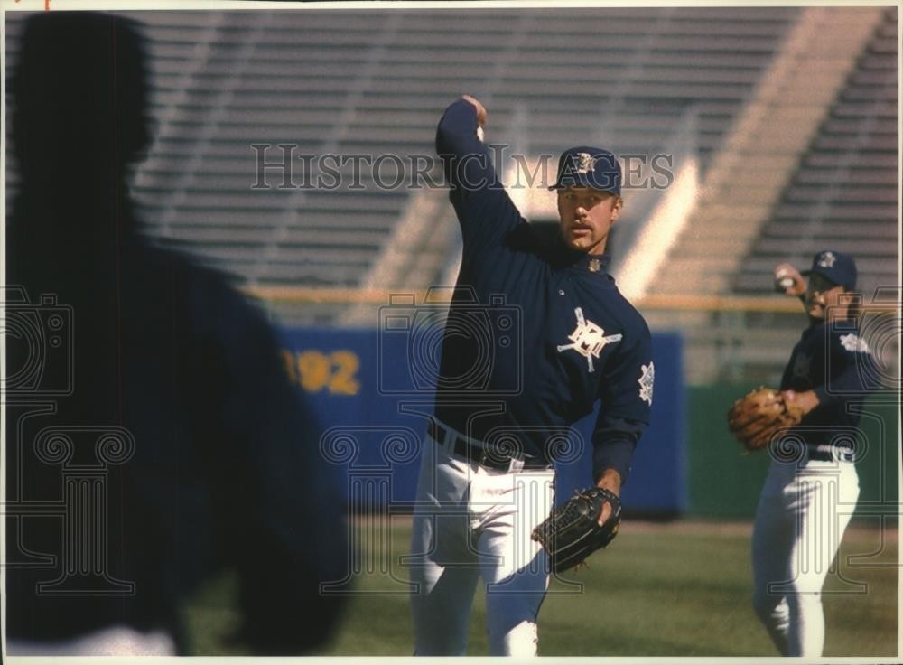 1994 Press Photo Brewer Baseball Pitcher Bob Scanlan At County Stadium Practice 1994 Press Photo Brewer Baseball Pitcher Bob Scanlan At County Stadium Practice