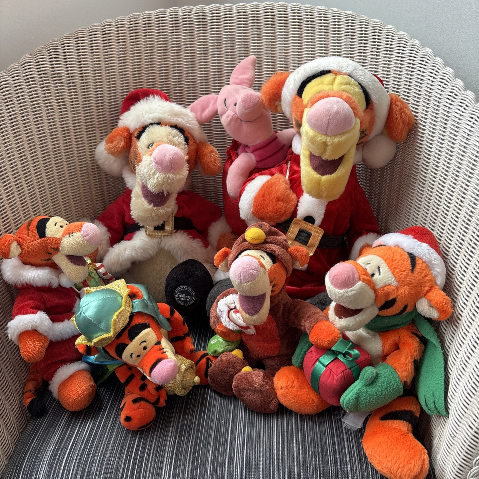 6 x Vintage Disney Store Tigger 9”- 15”Christmas Plush Toys. Good Condition. 6 x Vintage Disney Store Tigger 9”- 15”Christmas Plush Toys. Good Condition.