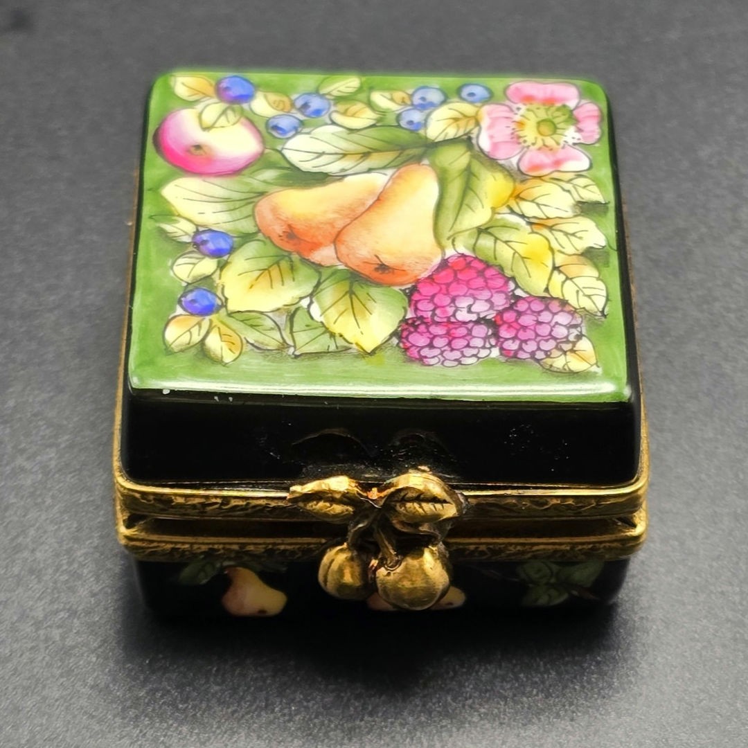 Vintage Provincial Fruit Limoges Box with Fruits Inside Handpainted Vintage Provincial Fruit Limoges Box with Fruits Inside Handpainted