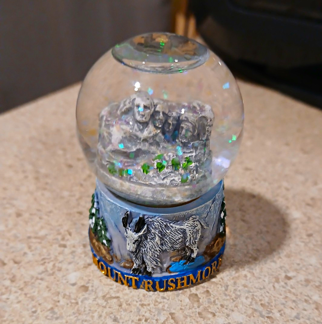 Mount Rushmore National Memorial Snow Globe Souvenir, National Parks Theme