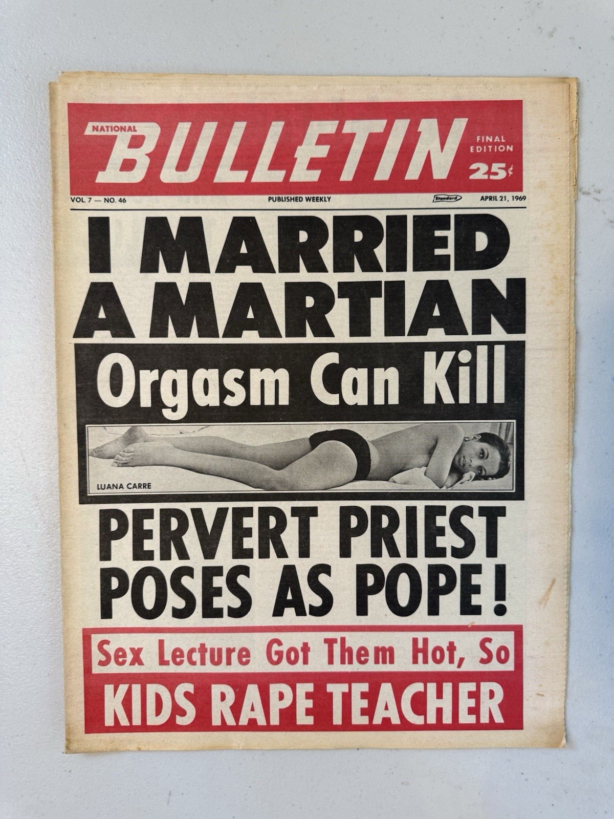 1969 National Bulletin Newspaper, Luana Carre, I Married a Martian VRN4