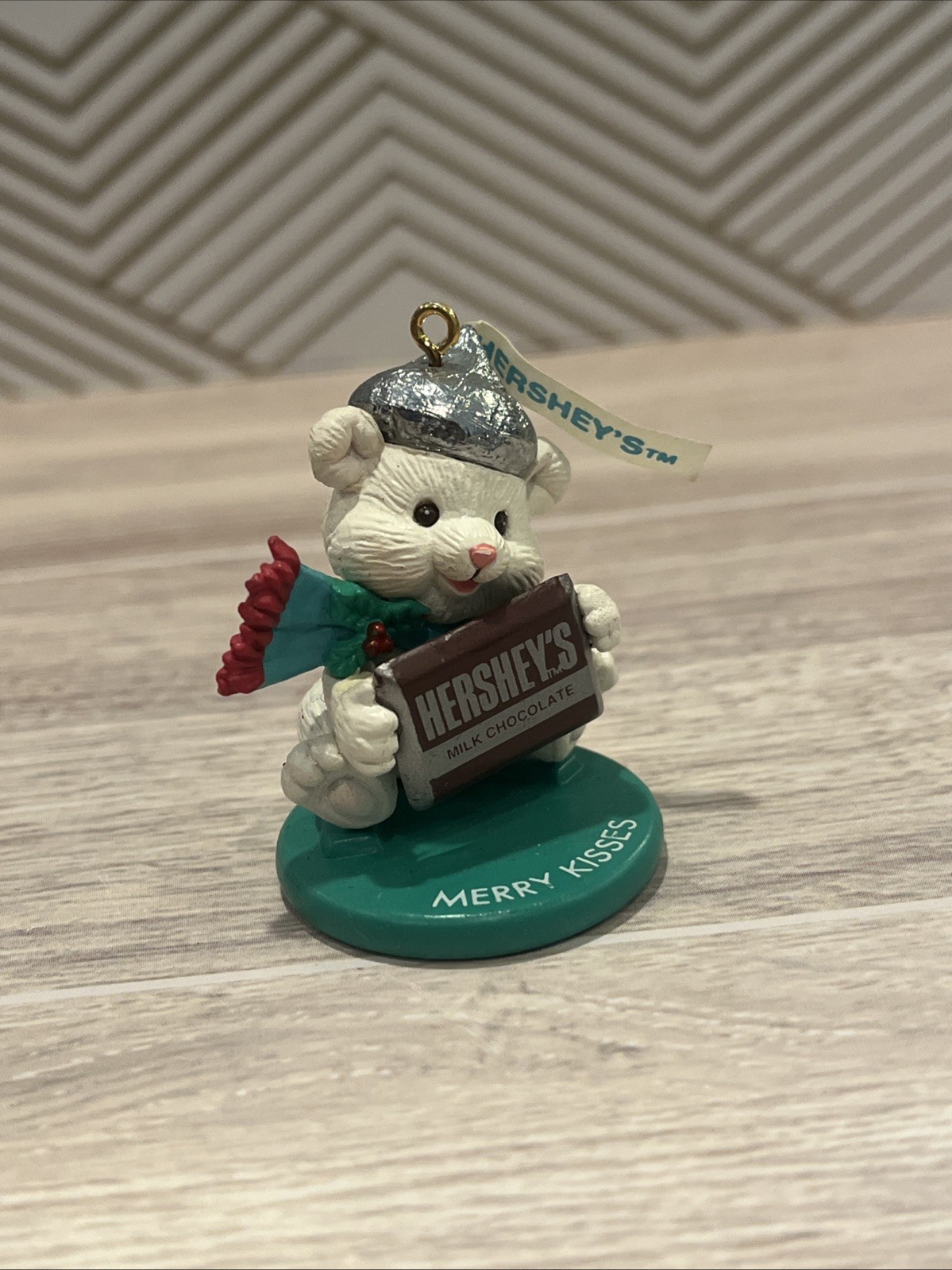 Enesco Green 1993 HERSHEY'S CHOCOLATE BEAR Merry Kisses Christmas Ornament
