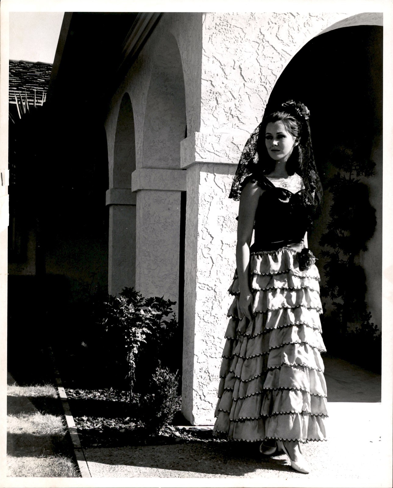 LD443 Original Photo BEAUTIFUL WOMAN SPANISH-STYLE RUFFLED DRESS UNKNOWN ACTRESS
