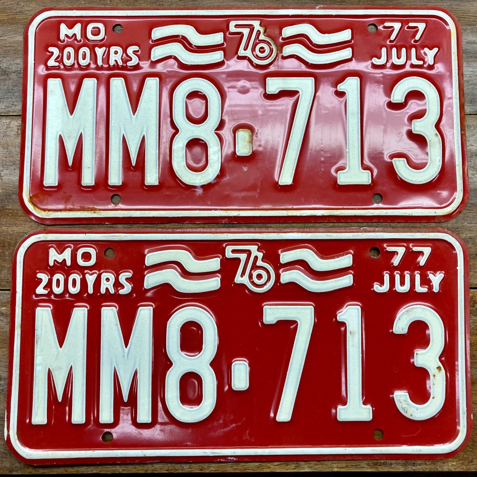 BEAUTIFUL PAIR OF UNUSED 1976 1977 MISSOURI LICENSE PLATES, MM8 713