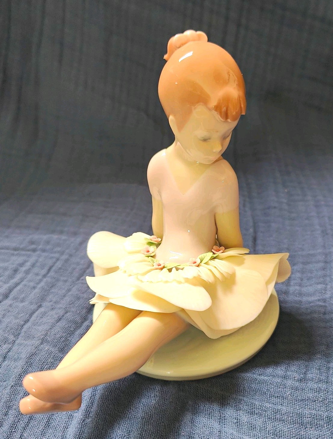 Lladró 6690 Rosy Posey Porcelain Figurine Retired Mint Condition new in open box Lladró 6690 Rosy Posey Porcelain Figurine Retired Mint Condition new in open box