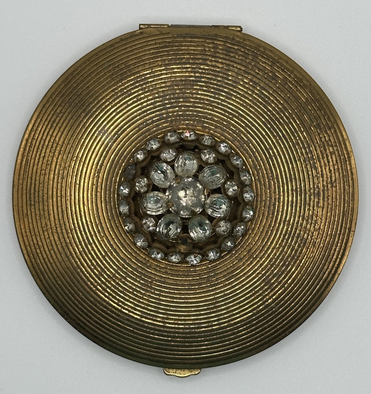 Vintage 1940s Elizabeth Arden Flying Saucer Compact Gold Tone Rhinestone AS IS Vintage 1940s Elizabeth Arden Flying Saucer Compact Gold Tone Rhinestone AS IS