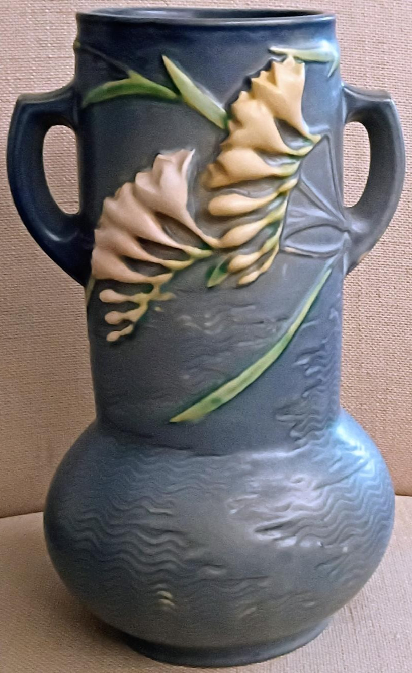 VINTAGE ROSEVILLE POTTERY BLUE FREESIA VASE #126-10 TWO HANDLE MCM VINTAGE ROSEVILLE POTTERY BLUE FREESIA VASE #126-10 TWO HANDLE MCM