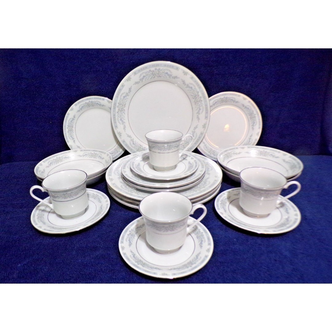 Vintage Crown Ming China Dinnerware Service for 4 Vintage Crown Ming China Dinnerware Service for 4