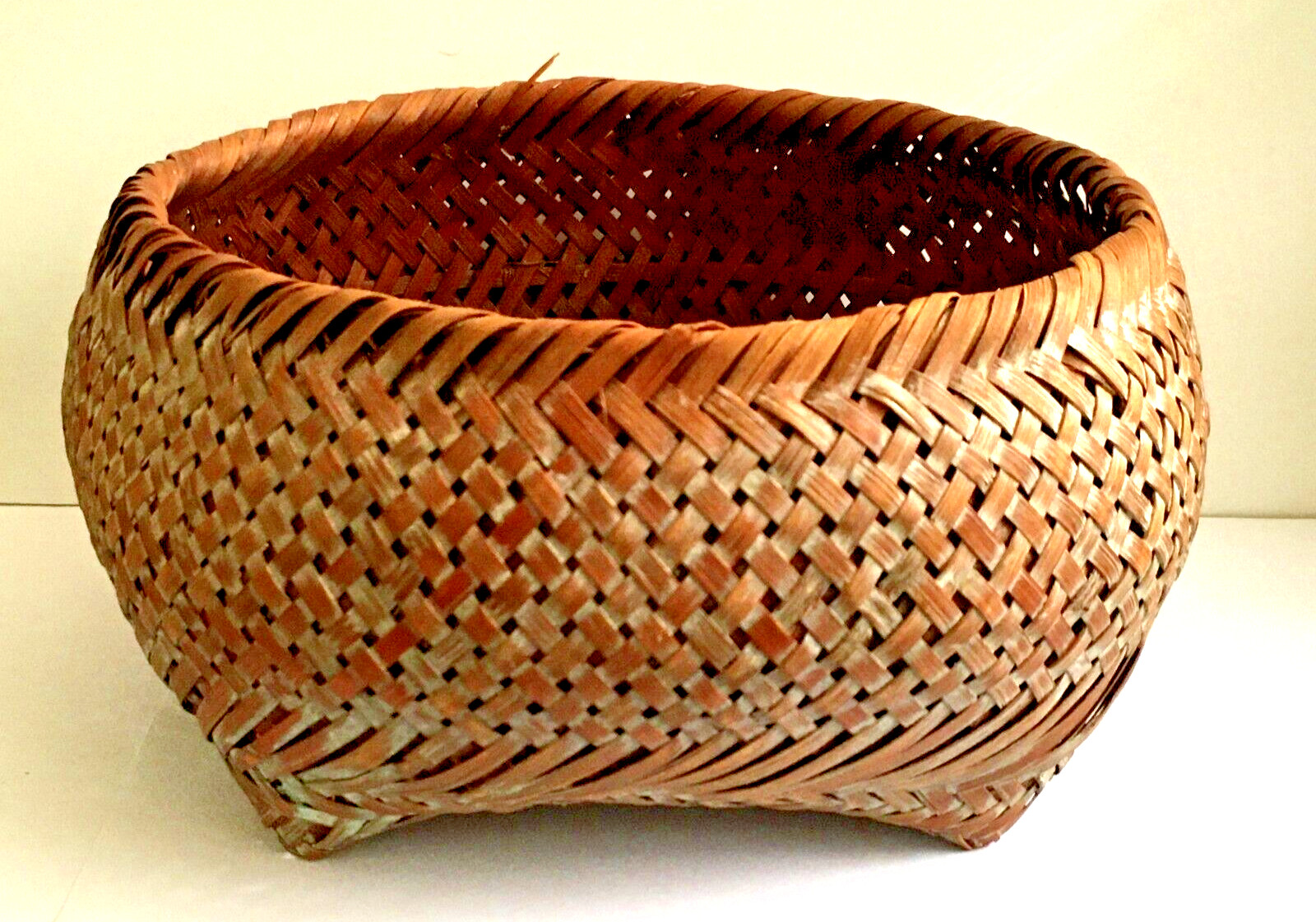 VINTAGE HAND WOVEN REED BASKET FOOTED 7\ VINTAGE HAND WOVEN REED BASKET FOOTED 7\
