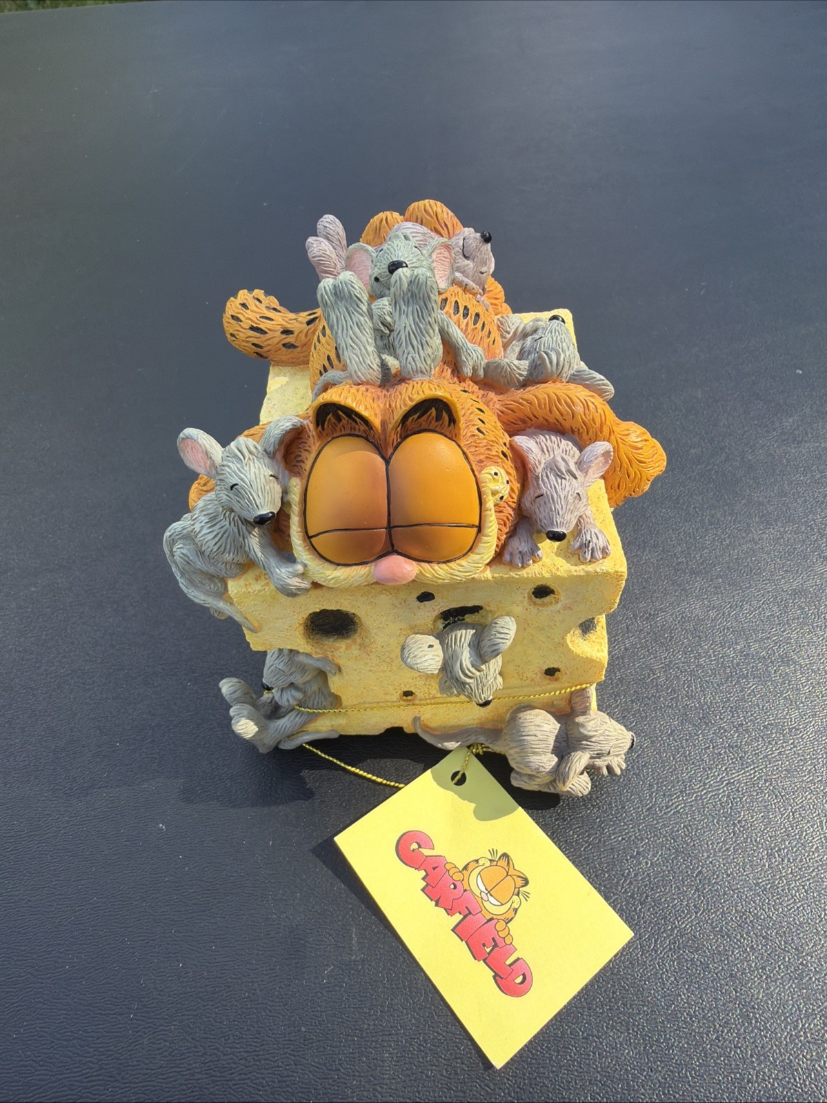 RARE Westland 2349 Paws Garfield Cat Sitting On Top Of The World Music Box Works