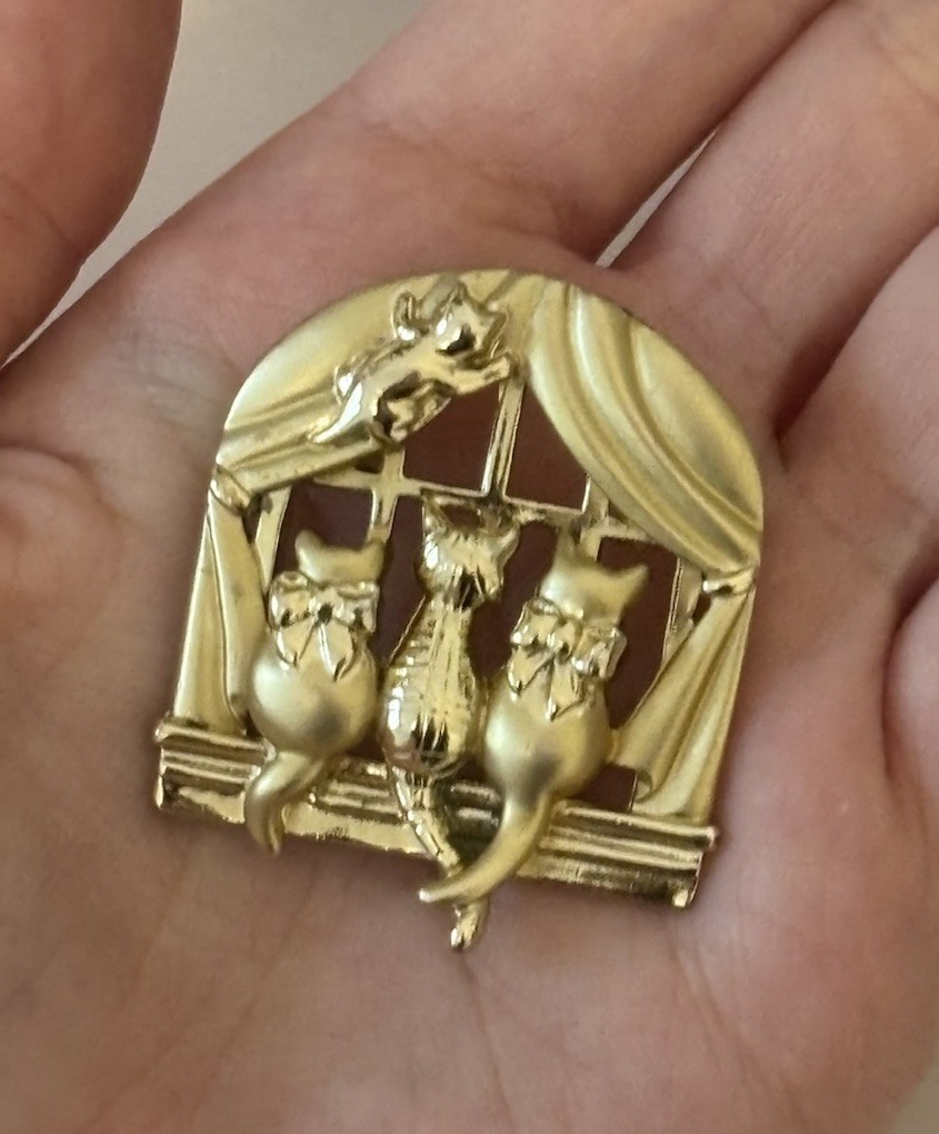 Vintage Signed AJC Pin Brooch Gold Tone 3 CATS Overlooking Windowsill Curtain