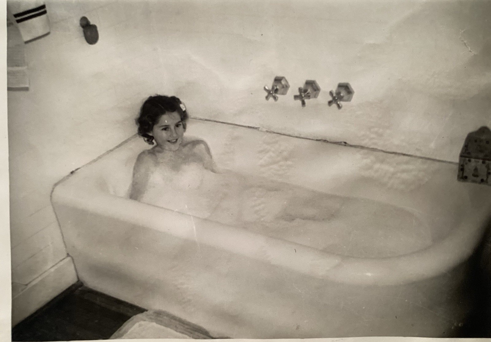 Vintage 1930’s PRETTY YOUNG LADY BEAUTY Takes A Bubble Bathtub Bath Happiness