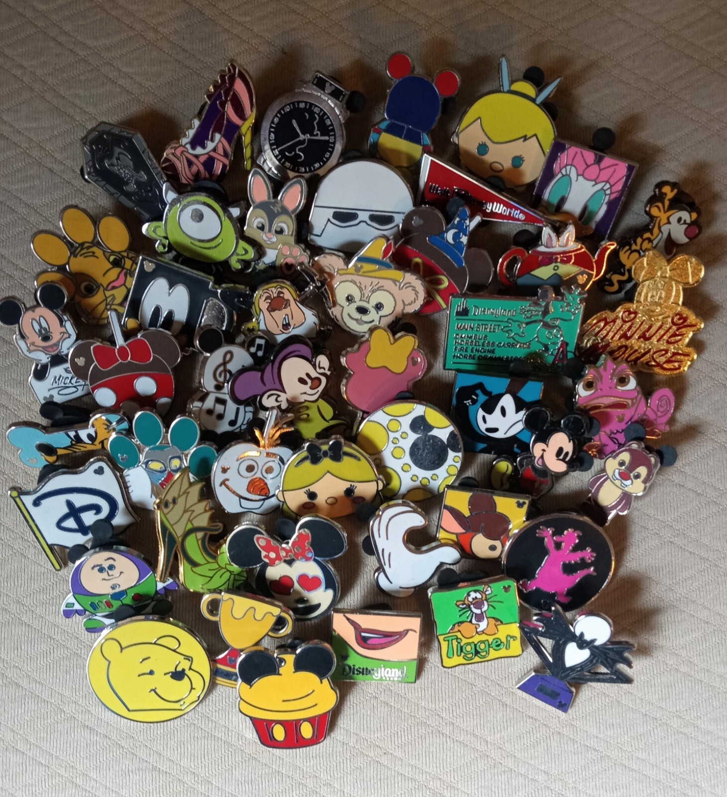 DISNEY PIN TRADING LOT 100, ALL DIFFERENT & TRADABLE