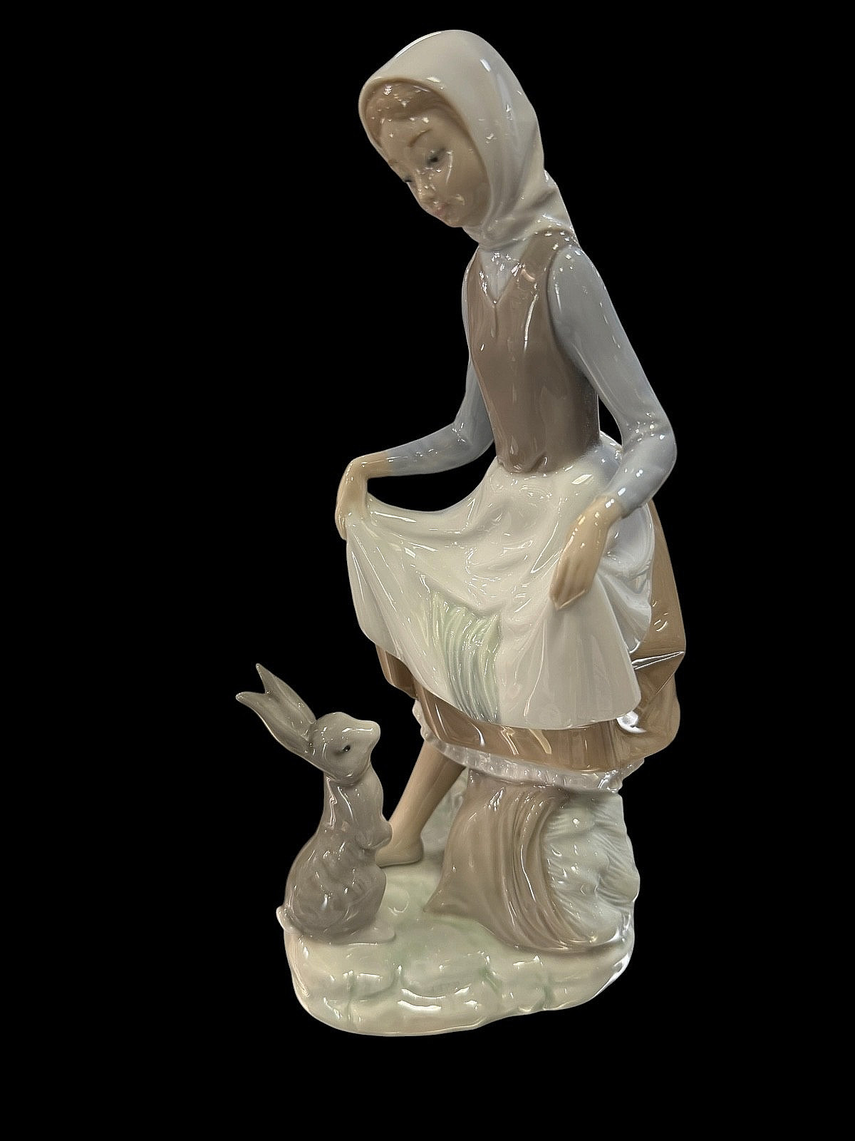 LLADRO #4826 RABBIT\'S FOOD FIGURINE BY VICENTE MARTINEZ LLADRO #4826 RABBIT\'S FOOD FIGURINE BY VICENTE MARTINEZ