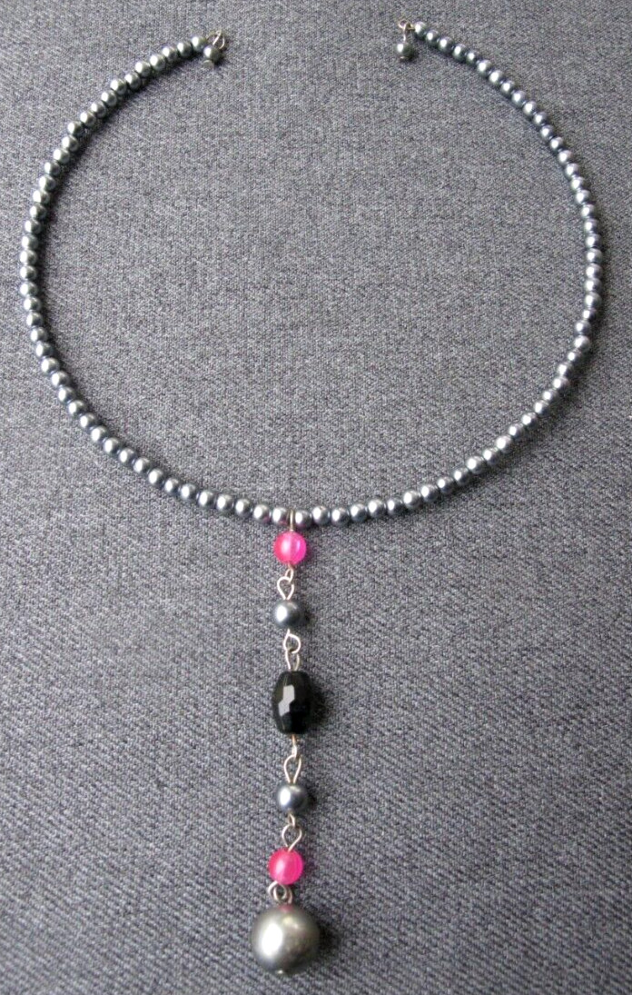 Vintage pearly gray faceted fuchsia black beads plastic choker necklace w dangle