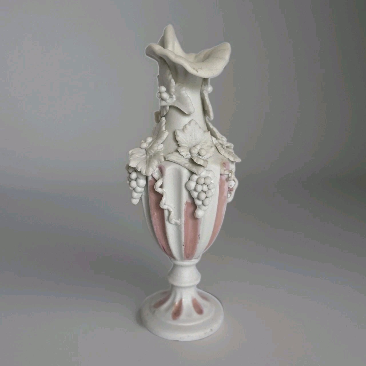 English Bennington Ivory/Pink Parian Porcelain Grape Vine Ewer Replica VTG -READ English Bennington Ivory/Pink Parian Porcelain Grape Vine Ewer Replica VTG -READ
