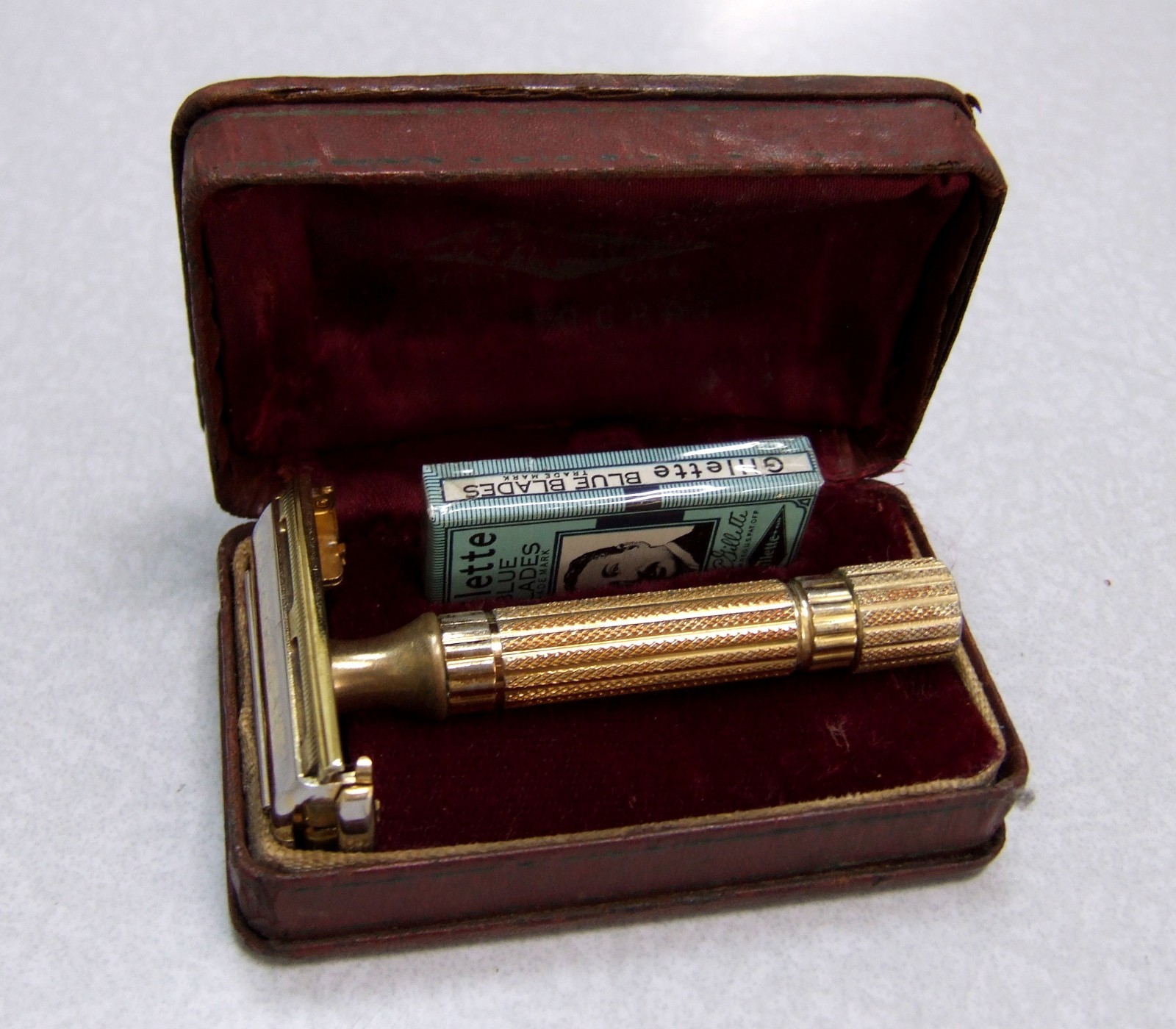 Vintage 1946-47 Gillette ARISTOCRAT TTO DE Safety Razor Set in Case