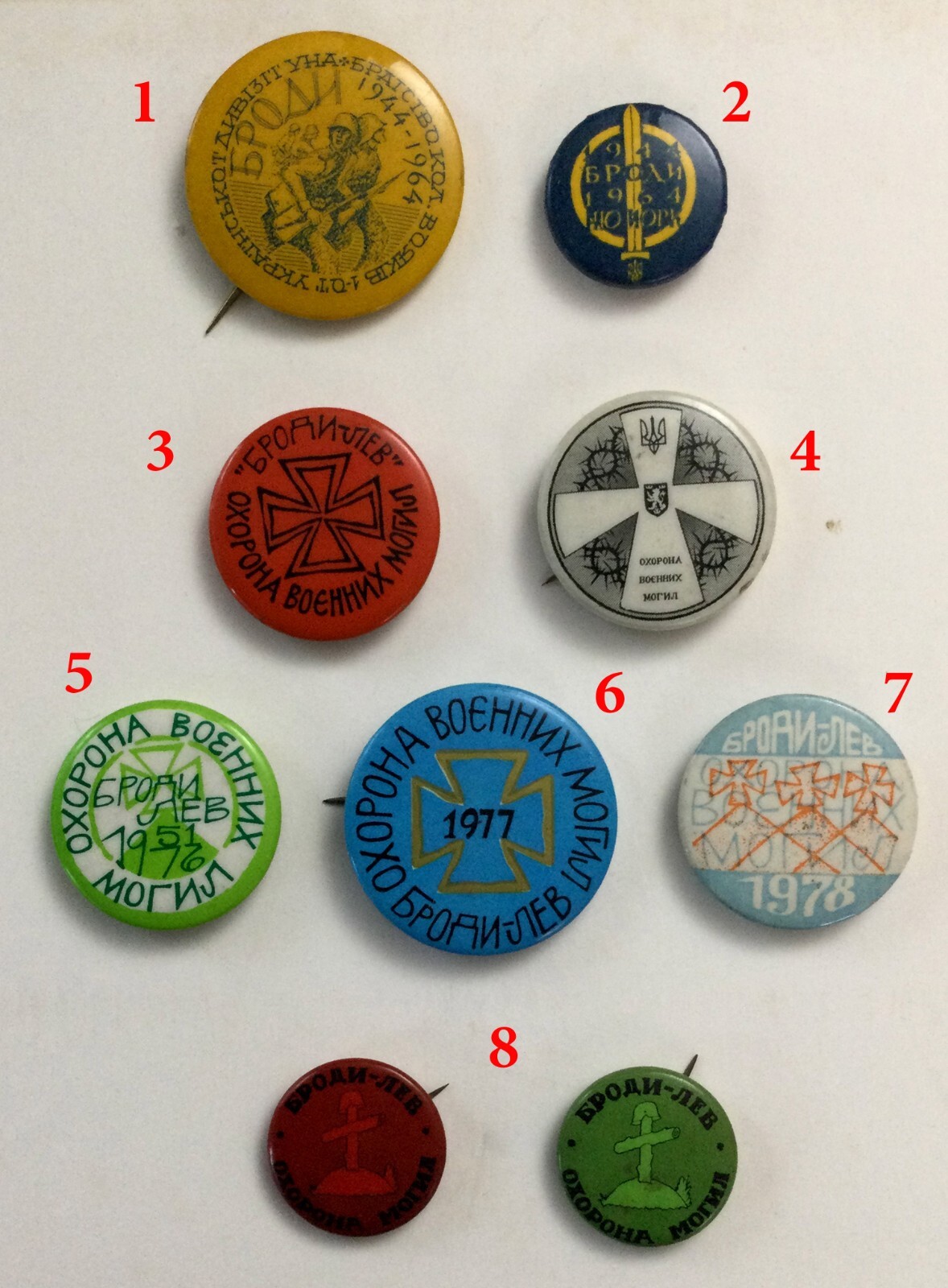 8 Ukrainian emigration pinback buttons Brody Lev Guarding war graves [AH1064]