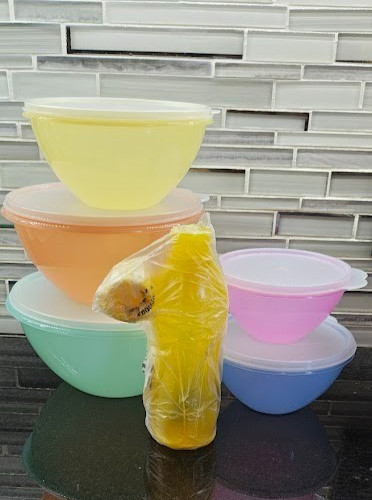 Tupperware WONDERLIER 5 BOWLS SET WITH A FREE WATER BOTTLE NEW Tupperware WONDERLIER 5 BOWLS SET WITH A FREE WATER BOTTLE NEW