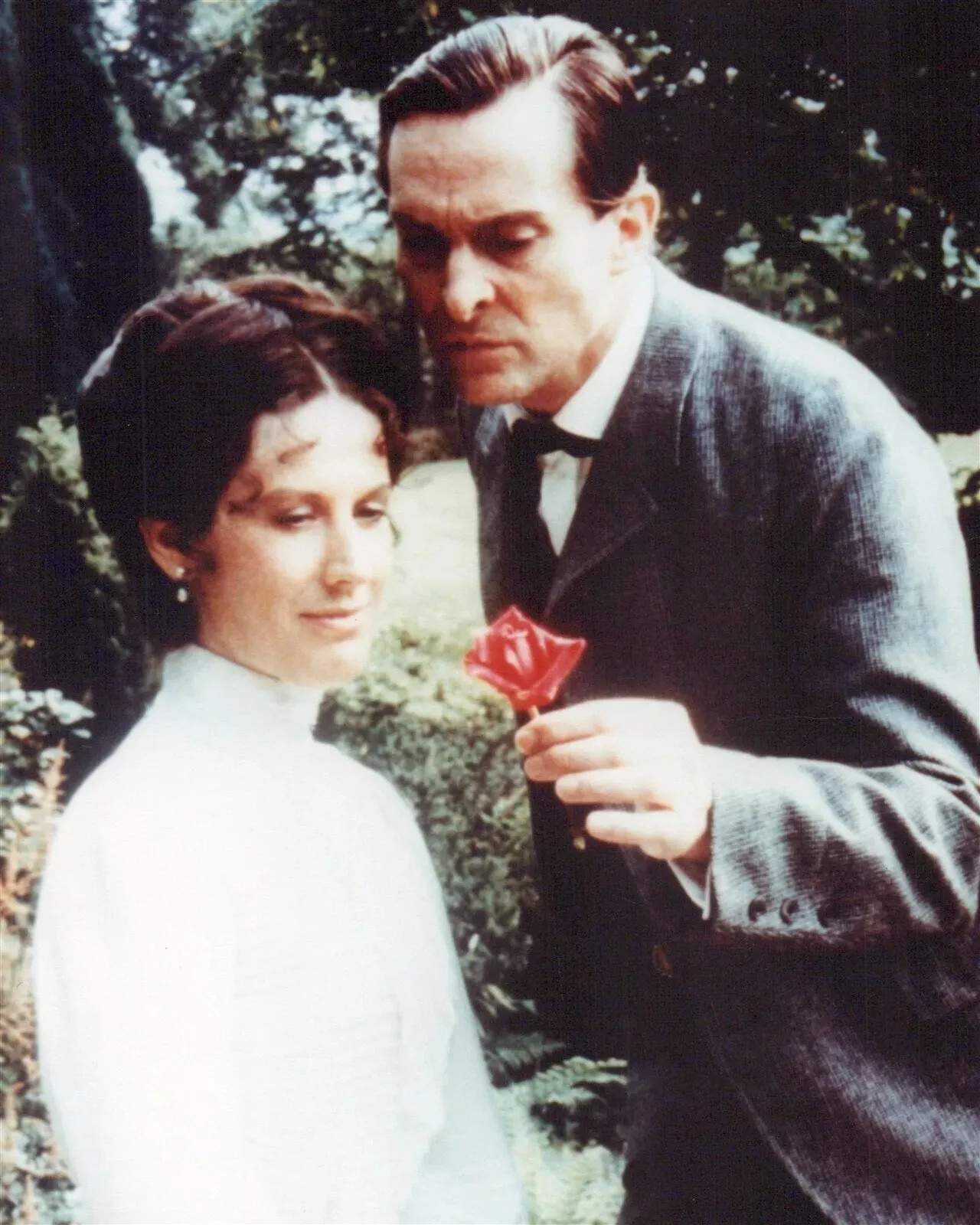 Adventures Of Sherlock Holmes Jeremy Brett Gives Flower To Woman 4x6 PHOTO PRI