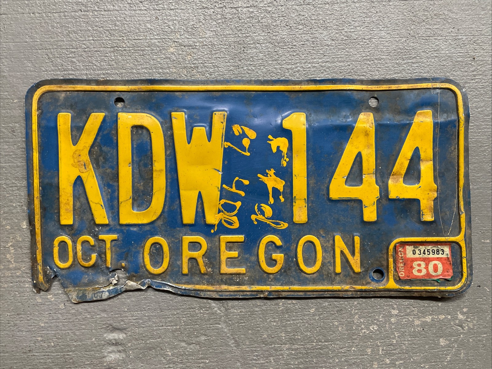 VINTAGE OREGON LICENSE PLATE BLUE/ORANGE KDW-144 OCTOBER 1980 STICKER 😎