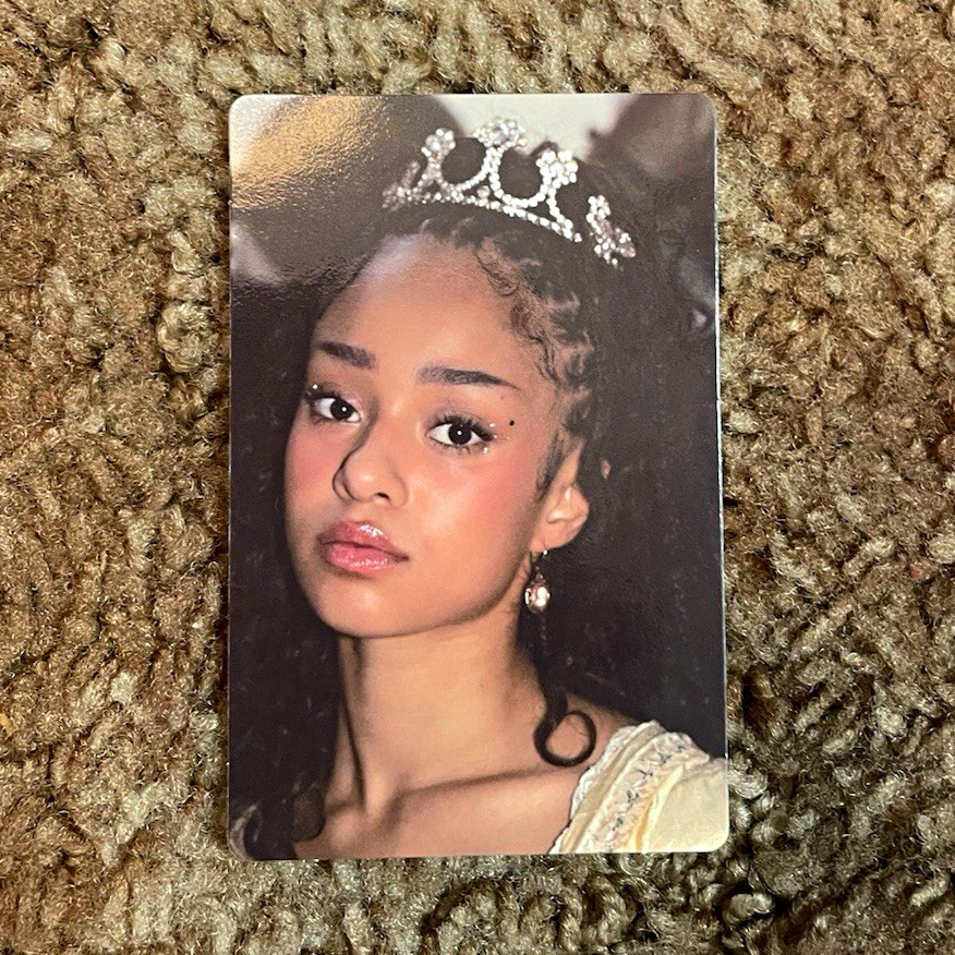 KATSEYE Manon Photo Card Tiara