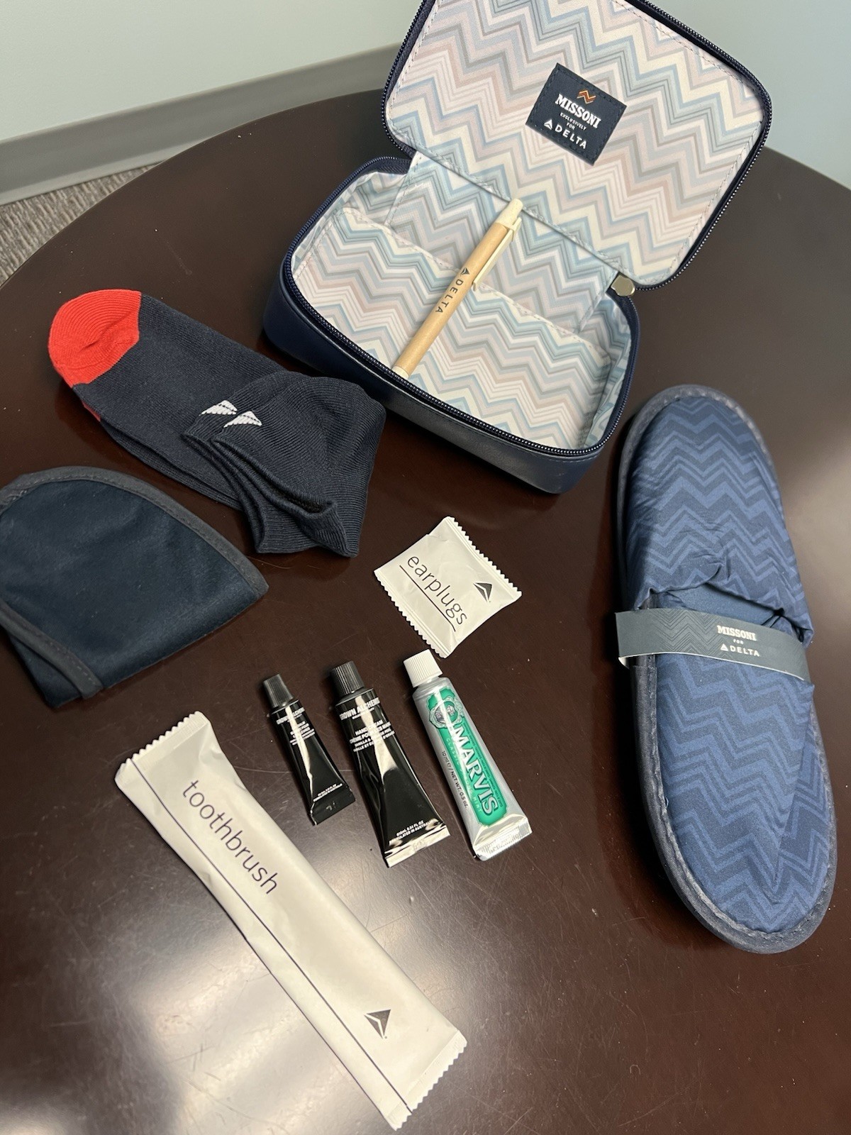 DELTA ONE MISSONI AMENITY TRAVEL KIT AND SLIPPERS NEW / SEALED DELTA ONE MISSONI AMENITY TRAVEL KIT AND SLIPPERS NEW / SEALED