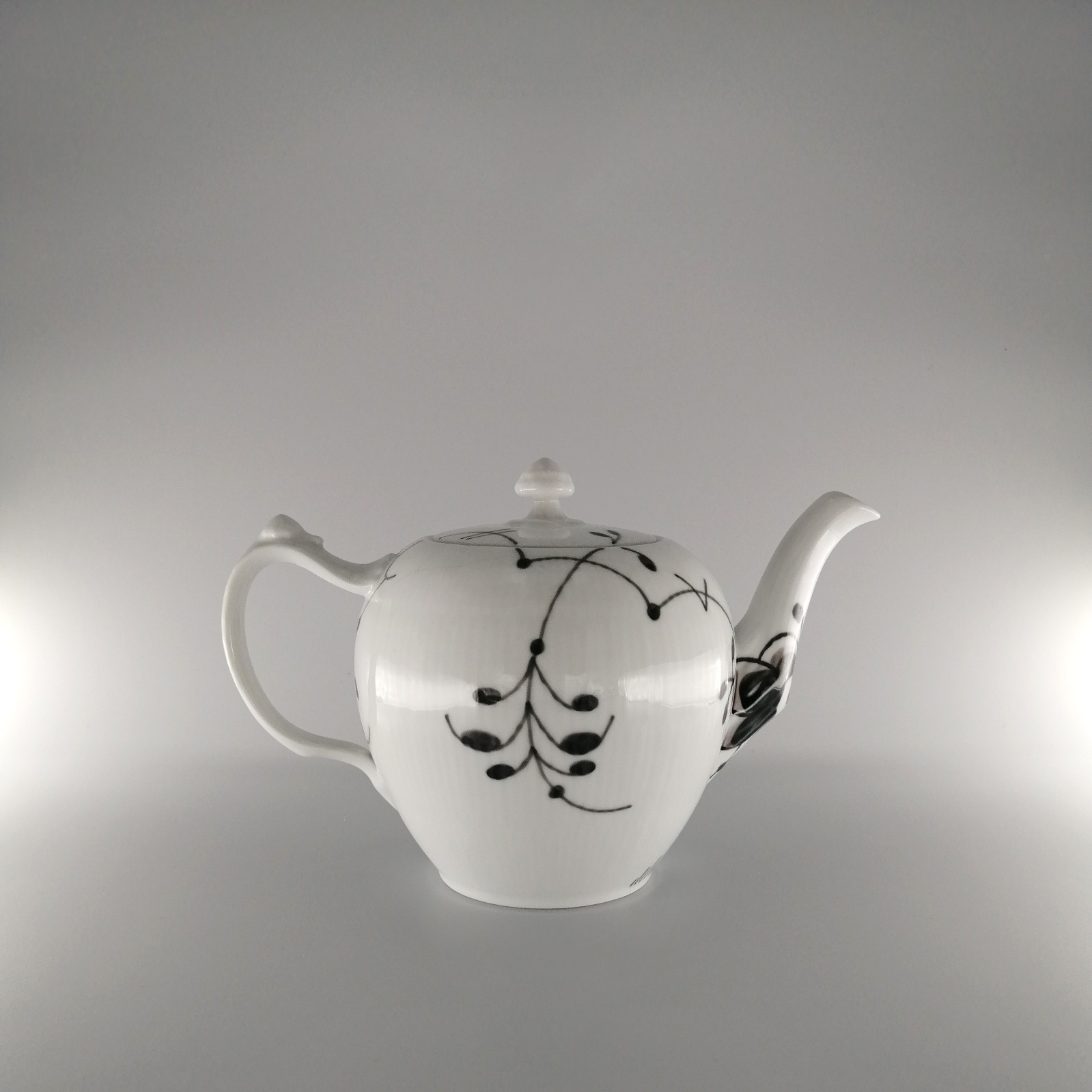 Royal Copenhagen Black Fluted Mega Teapot (15,5 cm / 100 cl) - #142/143-ba Royal Copenhagen Black Fluted Mega Teapot (15,5 cm / 100 cl) - #142/143-ba
