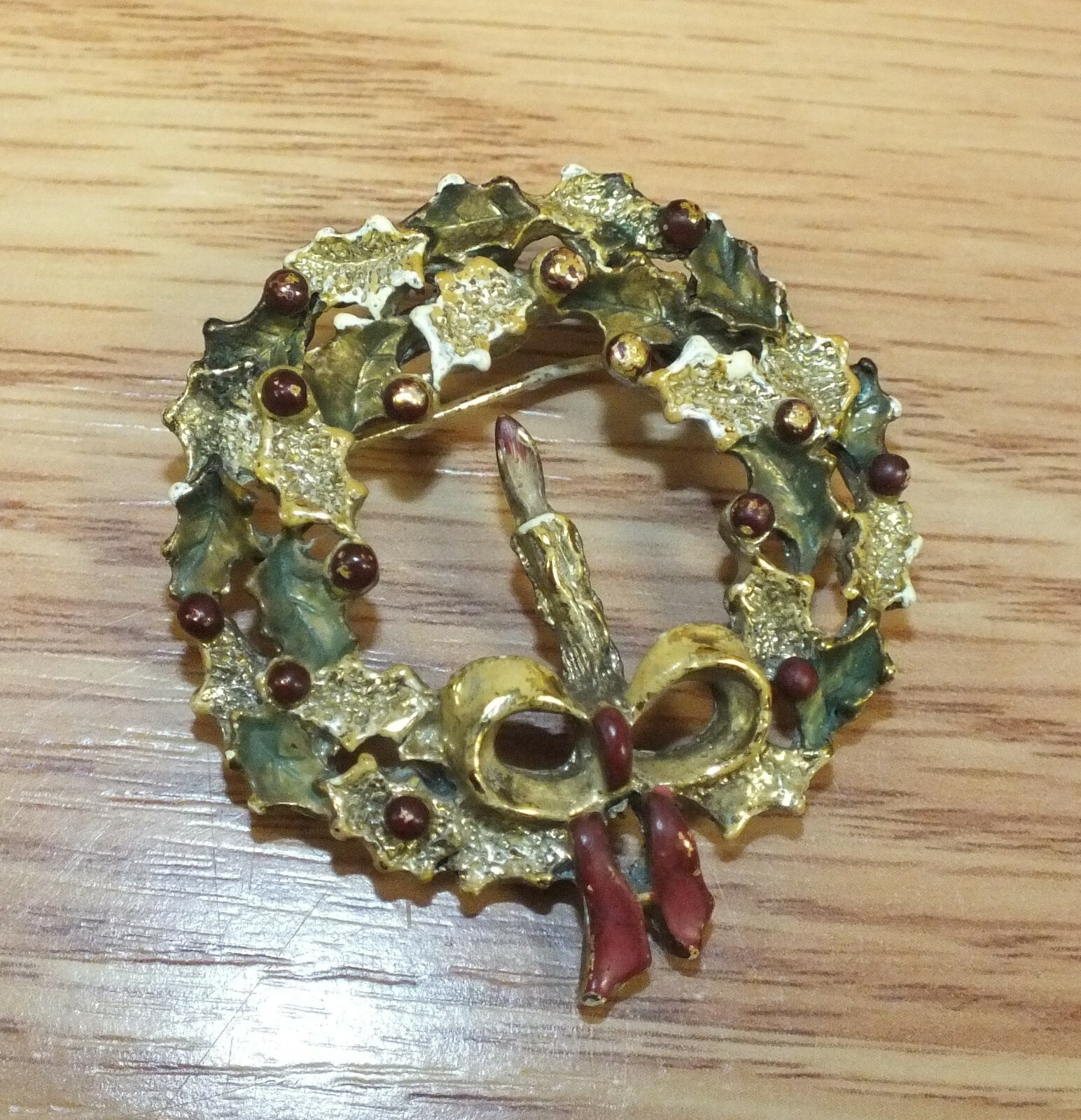 Vintage Gerry's Gold Tone Wreath With Candle Collectible Christmas Brooch Pin 