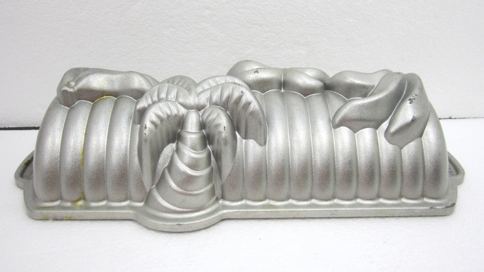Nordic Ware ~Retired Banana Bread Pan Nordic Ware ~Retired Banana Bread Pan