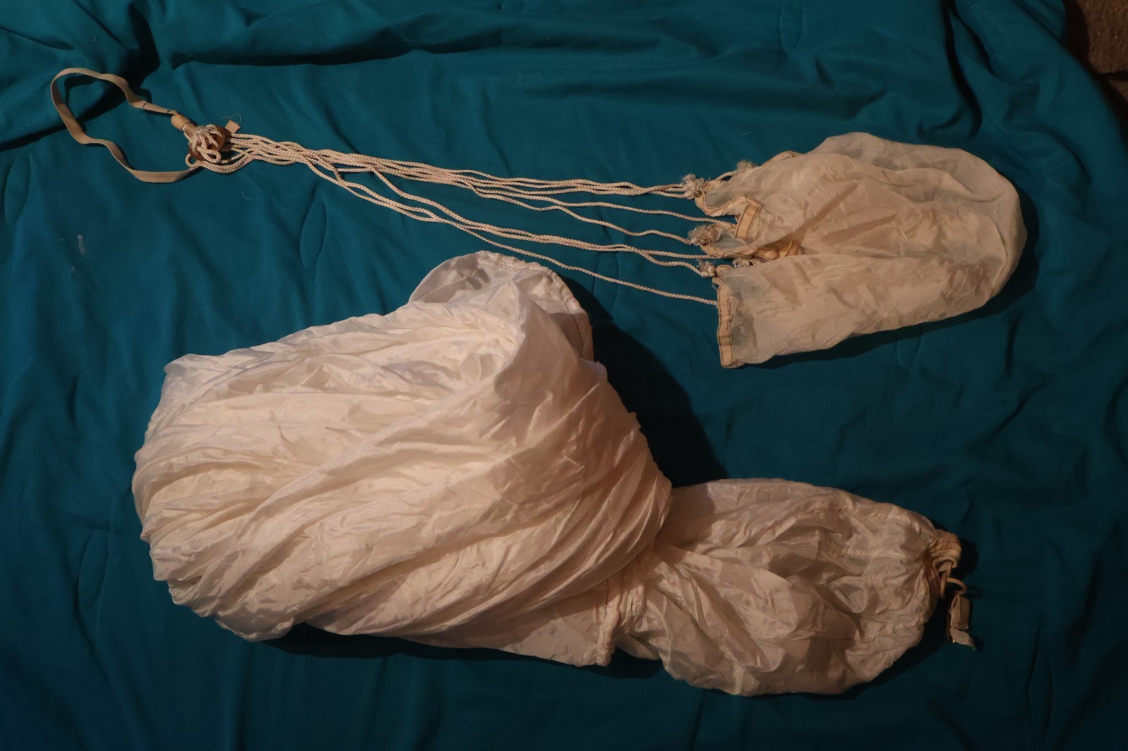 USAF Silk Parachute - No Cords 1952 - Korean War. USAF Silk Parachute - No Cords 1952 - Korean War.