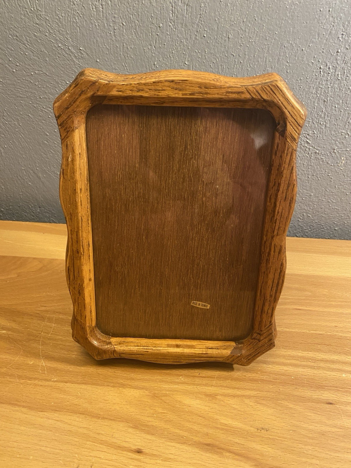 Vintage Solid Wood 5x7 Picture Frame With Scalloped Edges 