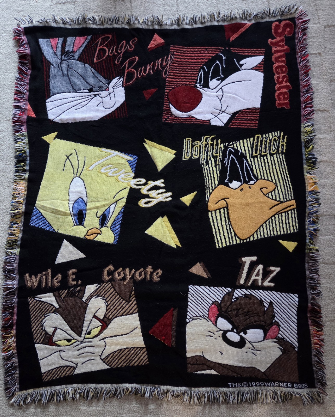 1996 Vintage Looney Tunes Throw Blanket.  Nice Condition See Photos