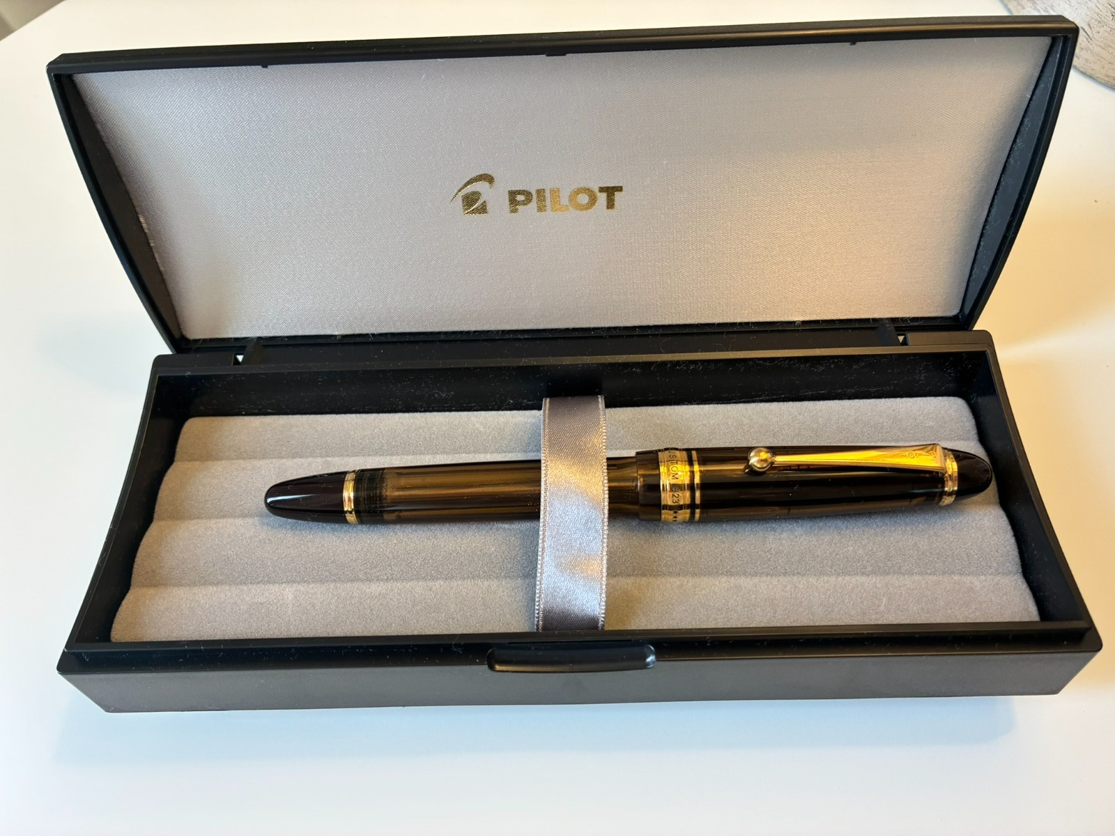 Pilot Custom 823 Fountain Pen-Amber MED size 14K gold nib Pilot Custom 823 Fountain Pen-Amber MED size 14K gold nib