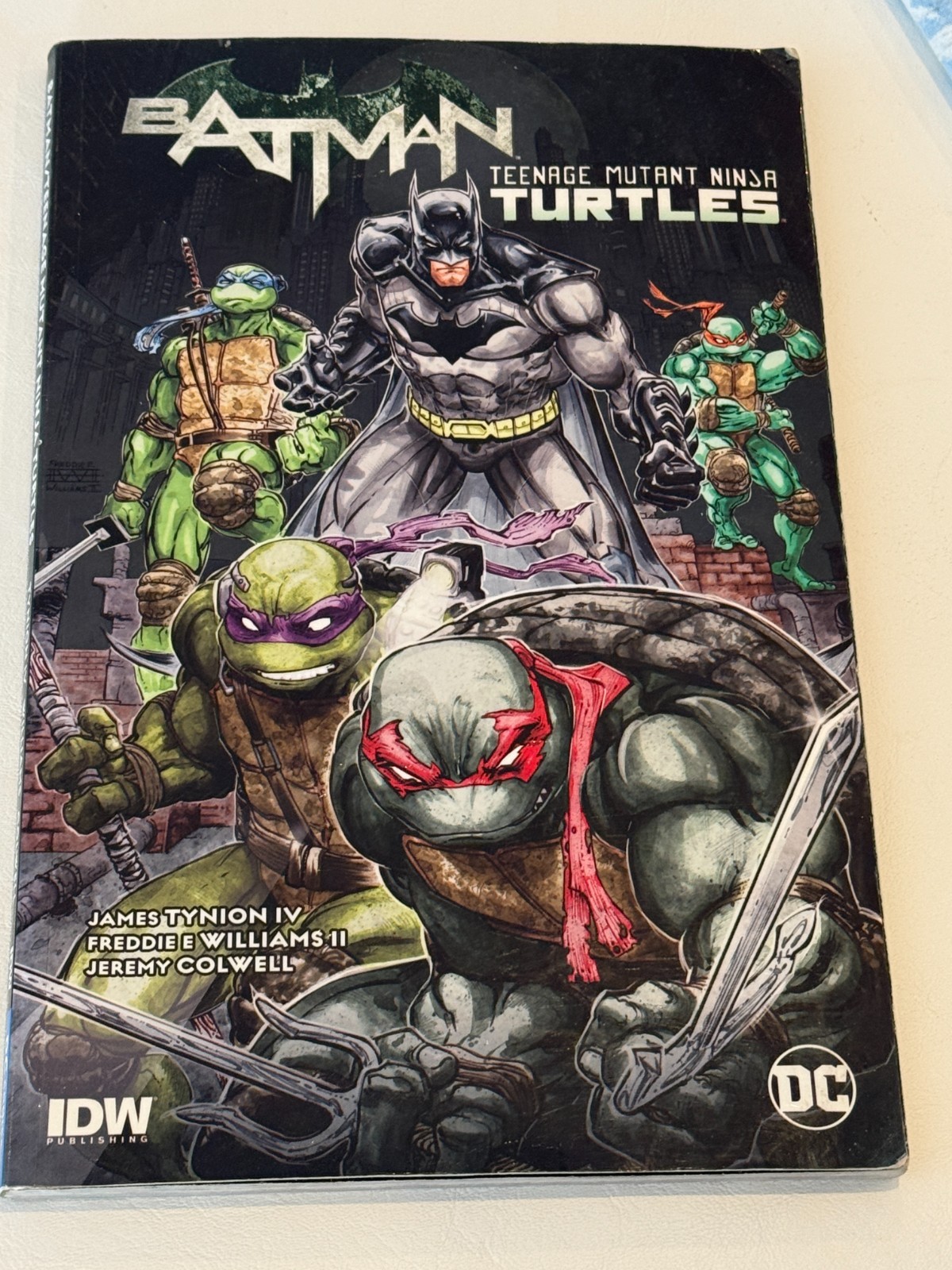 Batman/Teenage Mutant Ninja Turtles Vol. 1 - Paperback - GOOD