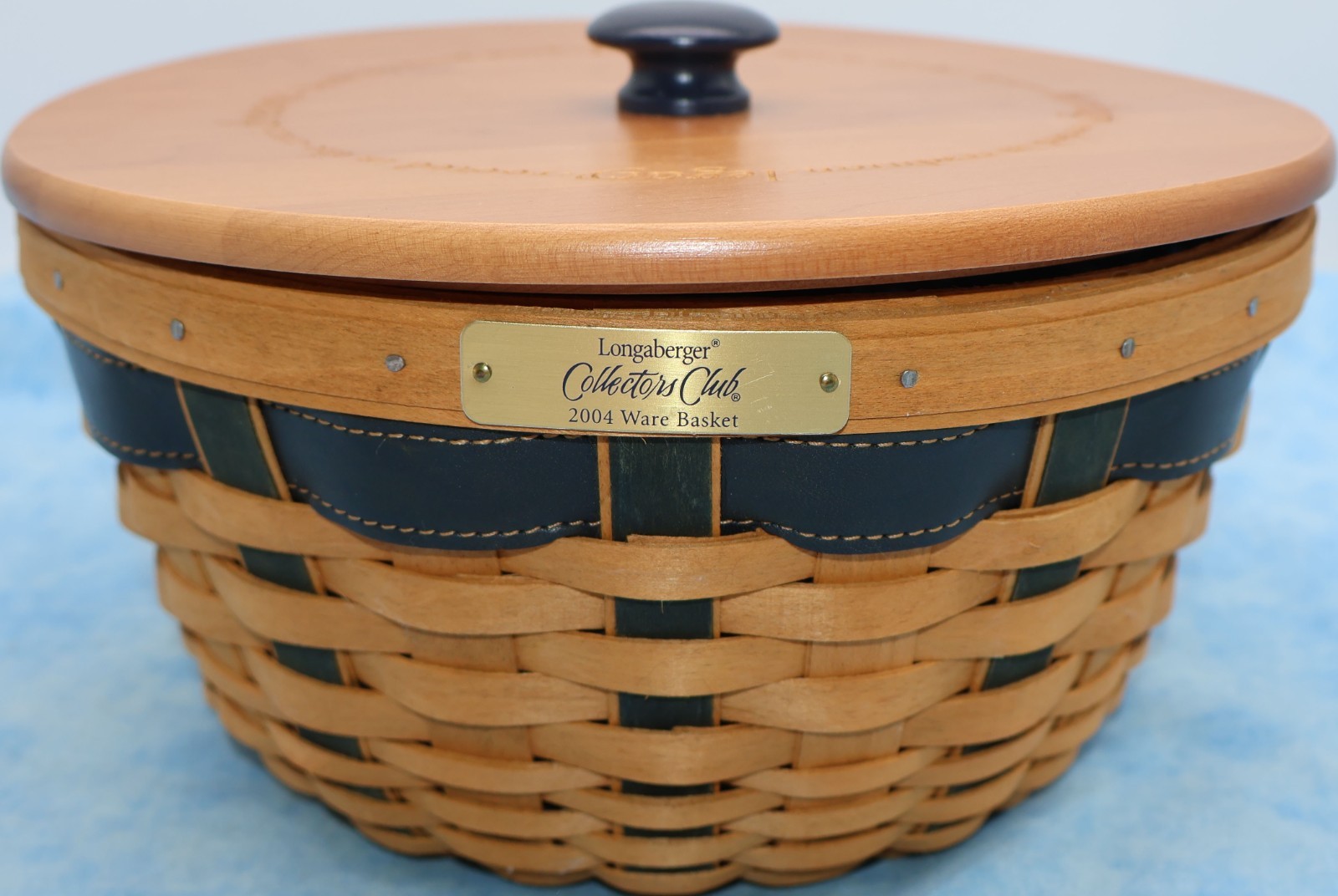 Longaberger 2004 Collectors Club Ware Basket, Lid, Liner, and Protector Longaberger 2004 Collectors Club Ware Basket, Lid, Liner, and Protector